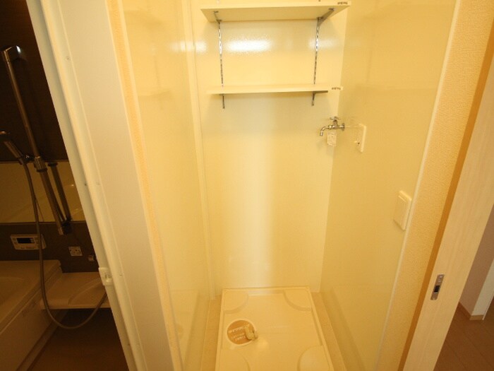 物件内観写真13　(洗濯機置場)