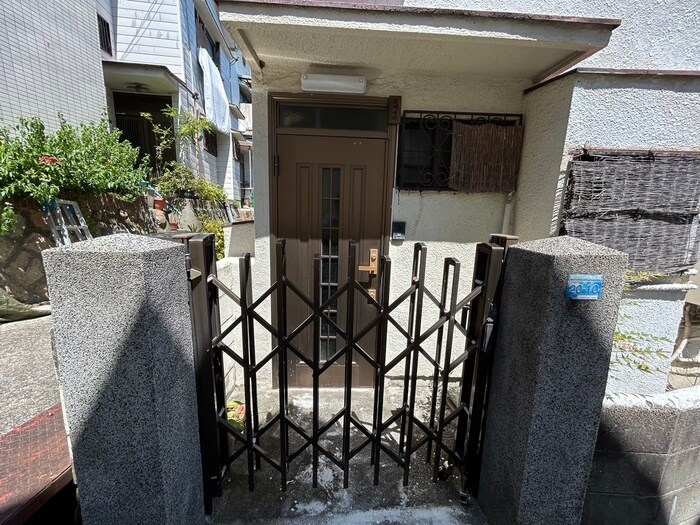 物件外観写真4　(エントランス部分)