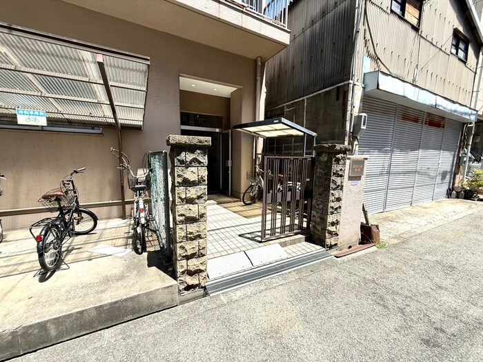 物件外観写真2　(エントランス部分)