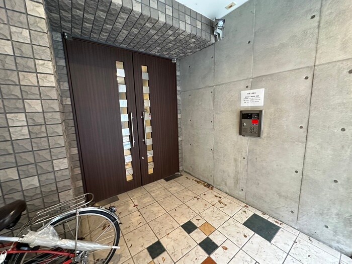 物件外観写真2　(エントランス部分)
