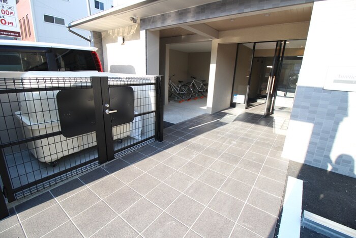 物件外観写真2　(エントランス部分)