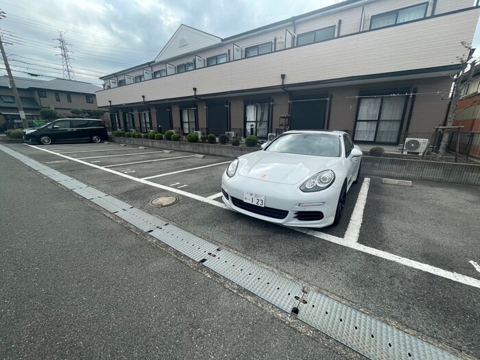 物件外観写真4　(駐車場)