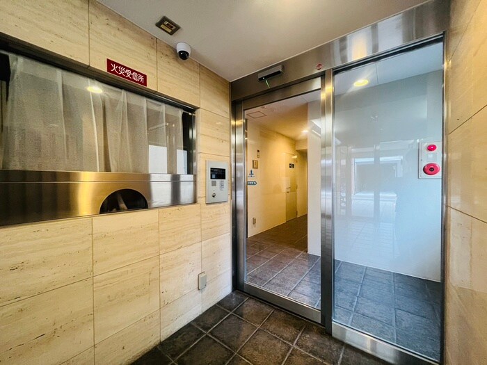 物件外観写真2　(エントランス部分)