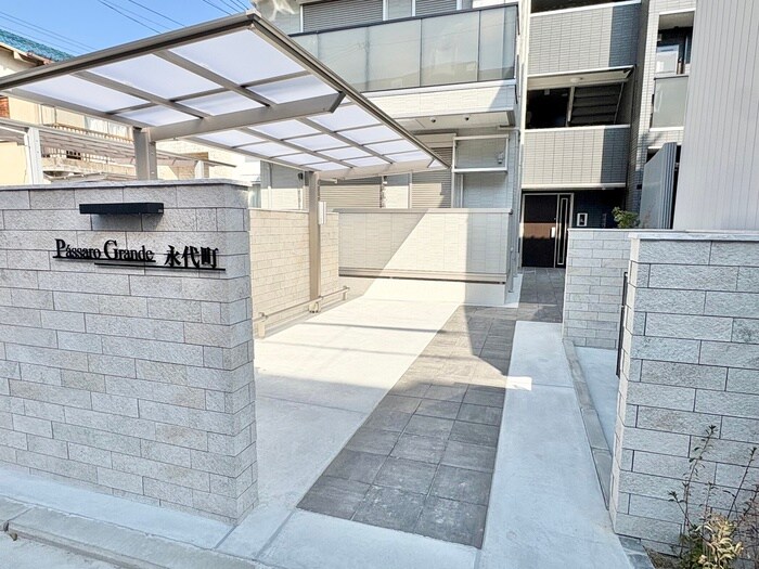 物件外観写真2　(エントランス部分)