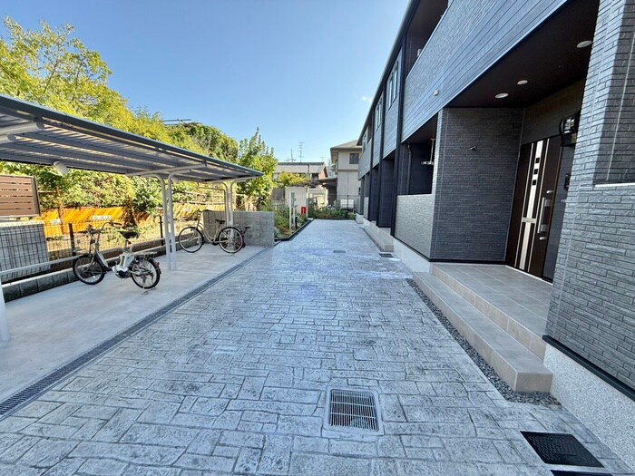 物件外観写真2　(エントランス部分)