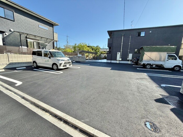 物件外観写真3　(駐車場)