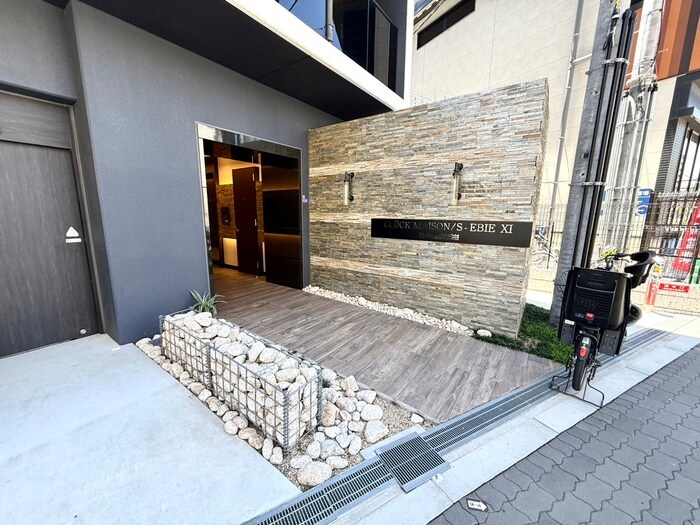 物件外観写真2　(エントランス部分)