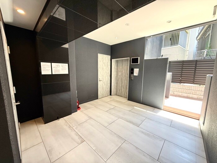 物件外観写真6　(エントランス部分)