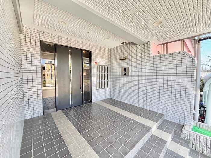 物件外観写真3　(エントランス部分)