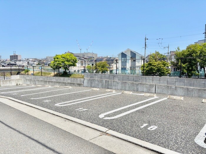 物件外観写真4　(駐車場)