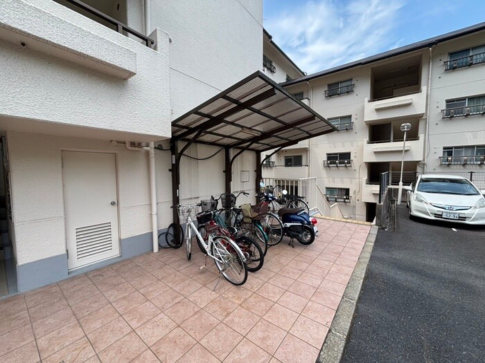 物件外観写真4　(駐輪場)