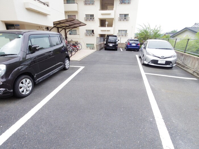 物件外観写真5　(駐車場)