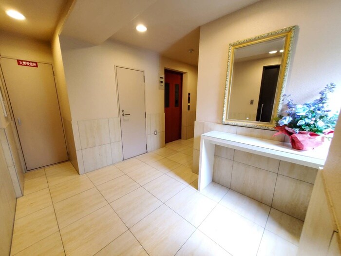 物件外観写真5　(エントランス部分)