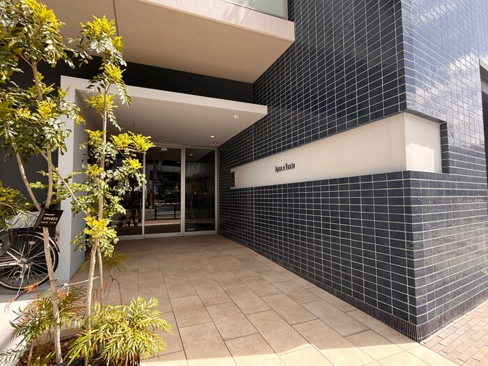 物件外観写真3　(エントランス部分)