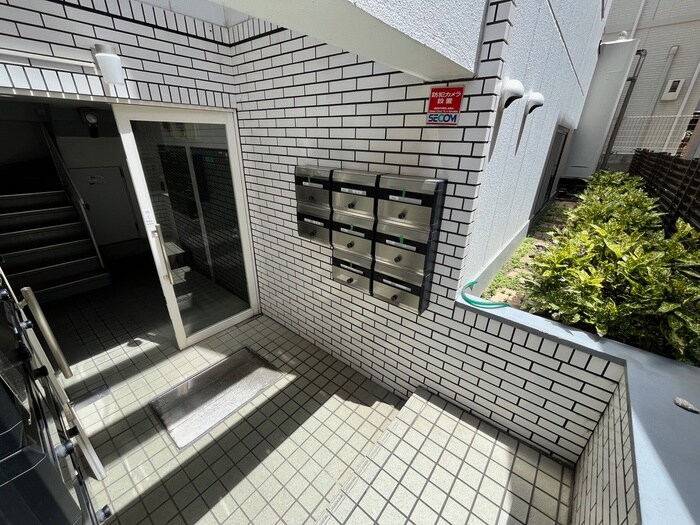 物件外観写真5　(エントランス部分)