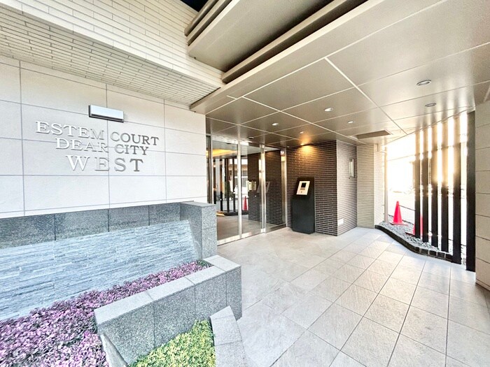 物件外観写真2　(エントランス部分)