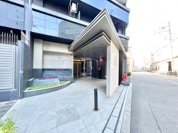 物件外観写真6　(エントランス部分)