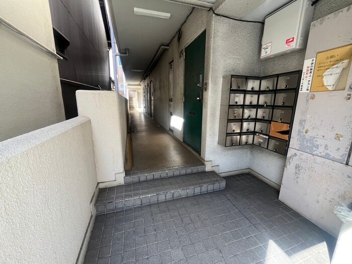 物件外観写真4　(エントランス部分)