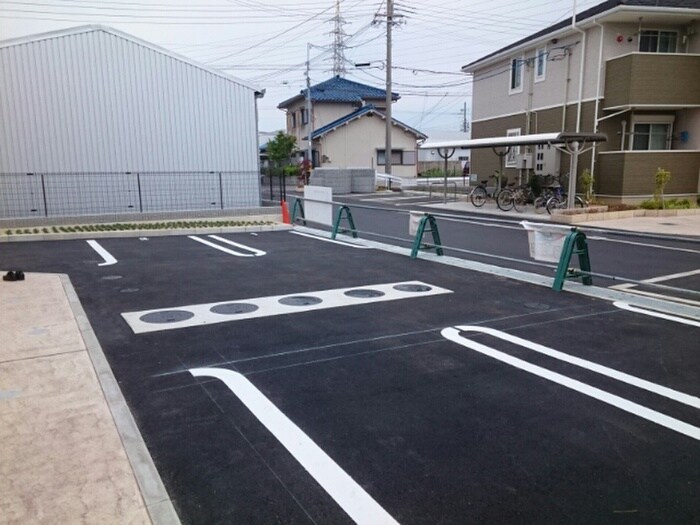 物件外観写真3　(駐車場)
