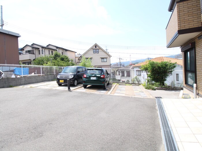 物件外観写真5　(駐車場)