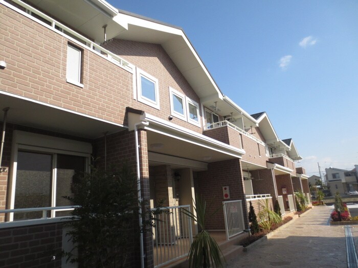 物件外観写真2　(エントランス部分)