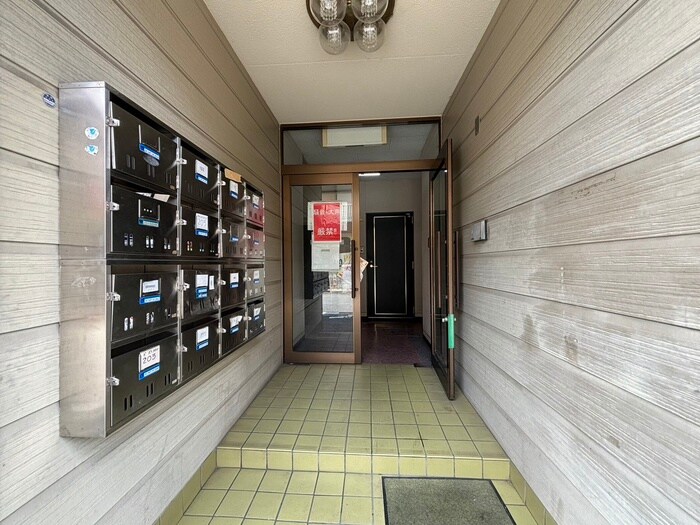 物件外観写真3　(エントランス部分)
