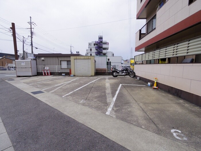 物件外観写真4　(駐車場)