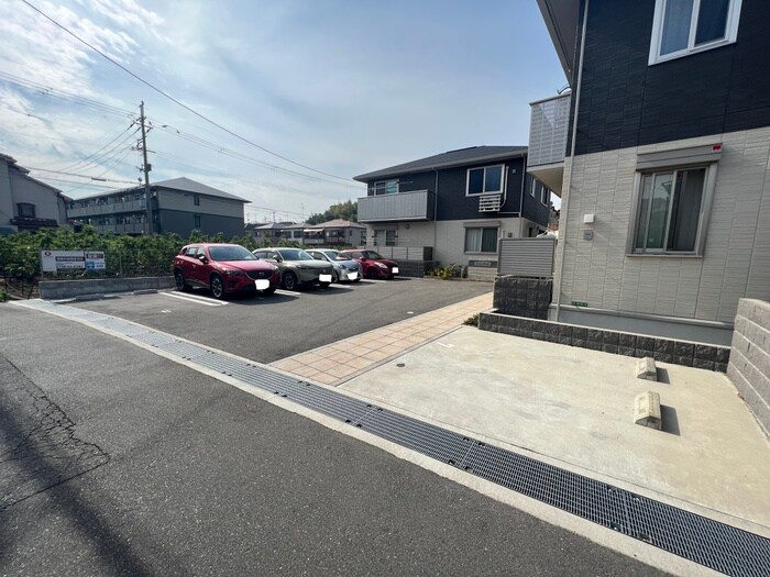 物件外観写真2　(駐車場)