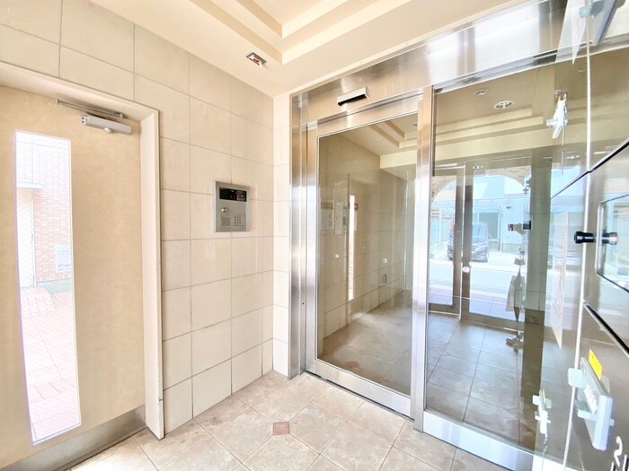 物件外観写真2　(エントランス部分)