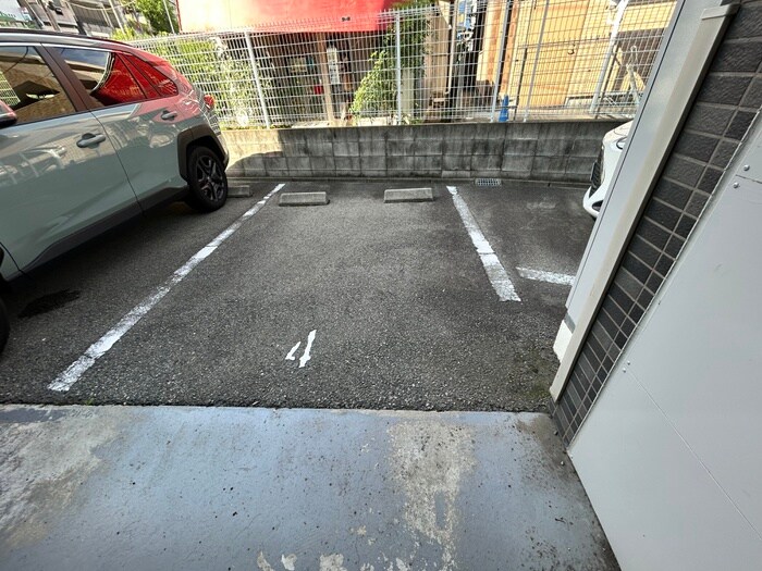 物件外観写真3　(駐車場)