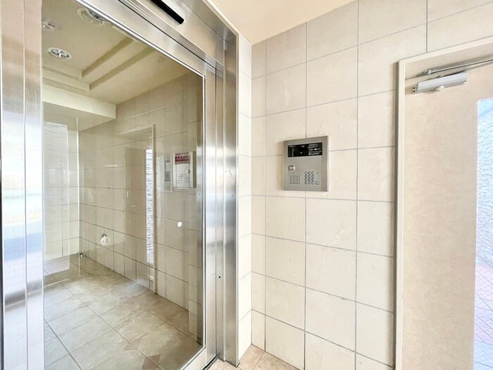 物件外観写真5　(エントランス部分)