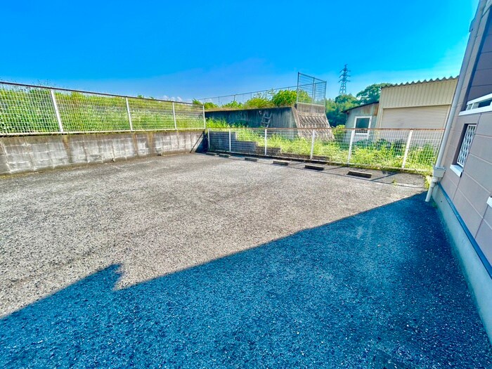 物件外観写真3　(駐車場)