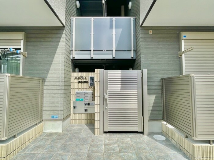 物件外観写真2　(エントランス部分)