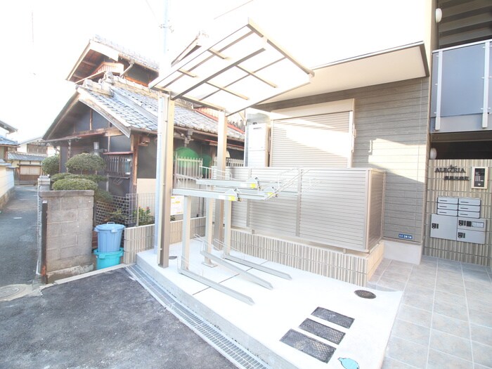 物件外観写真4　(駐輪場)