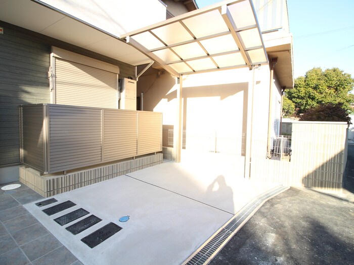 物件外観写真5　(バイク置き場)