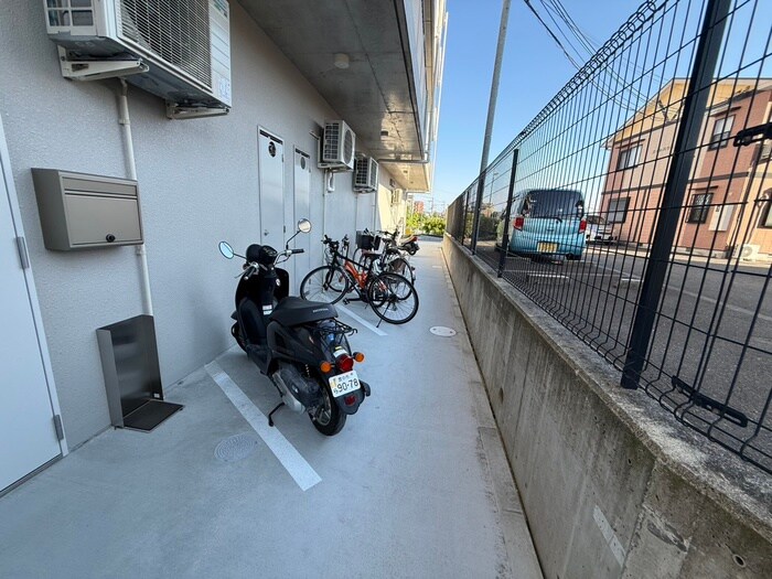 物件外観写真5　(駐輪場)