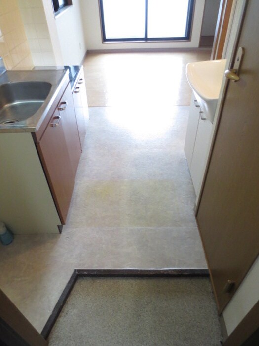 物件内観写真4　(玄関)