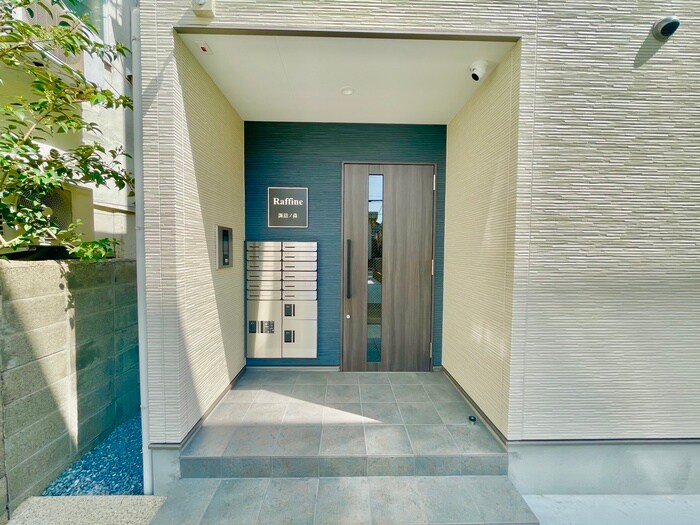 物件外観写真3　(エントランス部分)