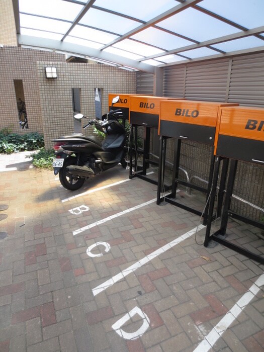 物件外観写真6　(バイク置き場)