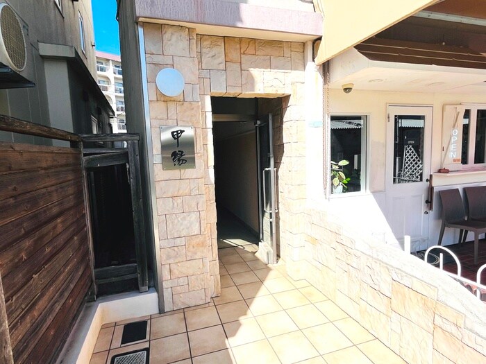 物件外観写真3　(エントランス部分)