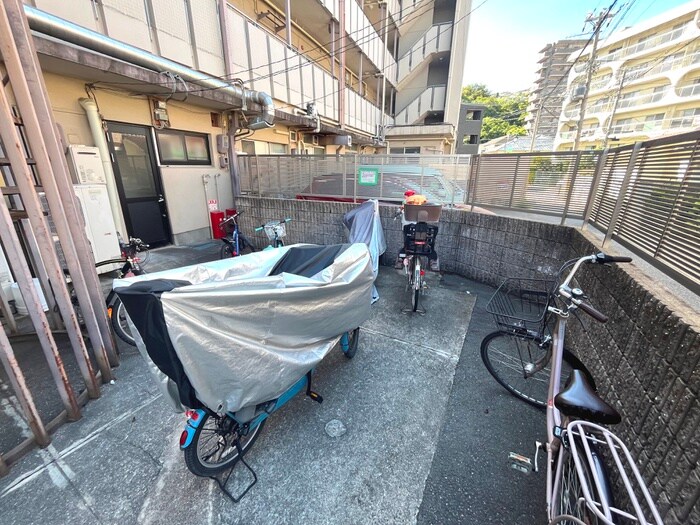 物件外観写真5　(駐輪場)