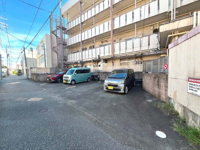 物件外観写真6　(駐車場)