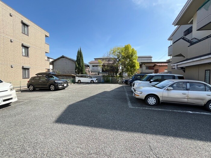 物件外観写真4　(駐車場)