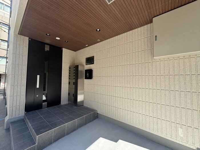 物件外観写真6　(エントランス部分)