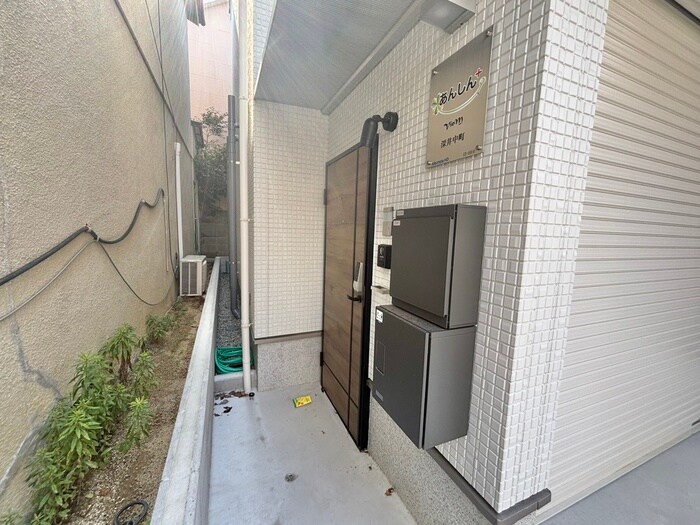 物件外観写真2　(エントランス部分)