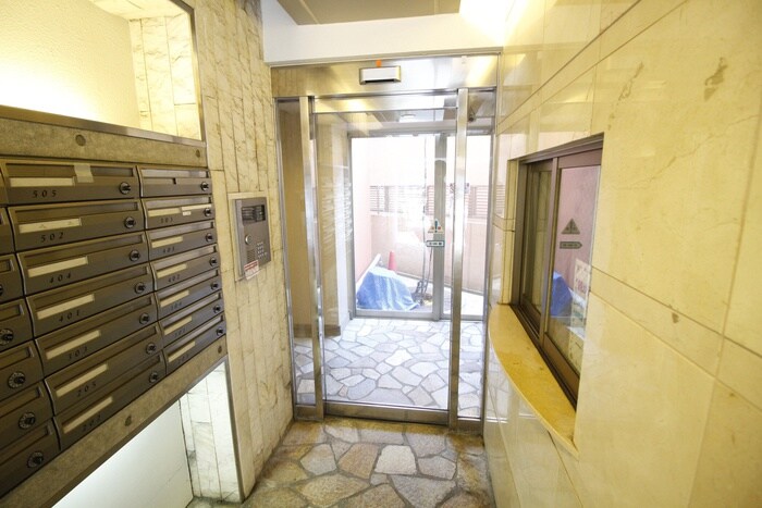 物件外観写真2　(エントランス部分)