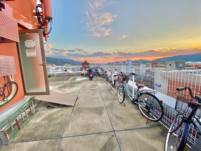 物件外観写真4　(駐輪場)