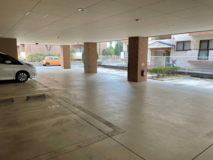 物件外観写真3　(駐車場)