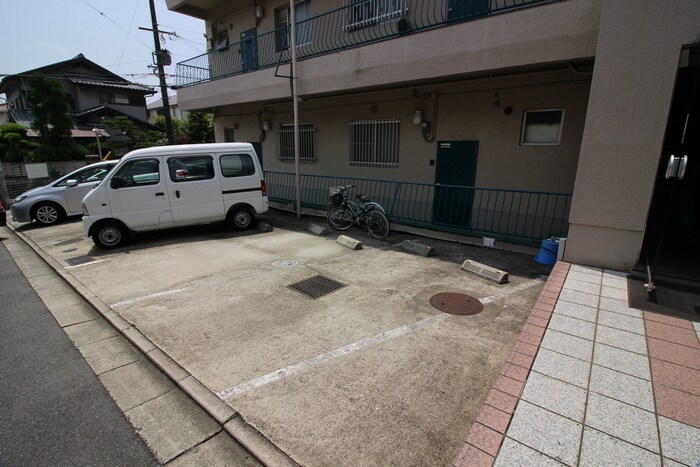 物件外観写真2　(駐車場)