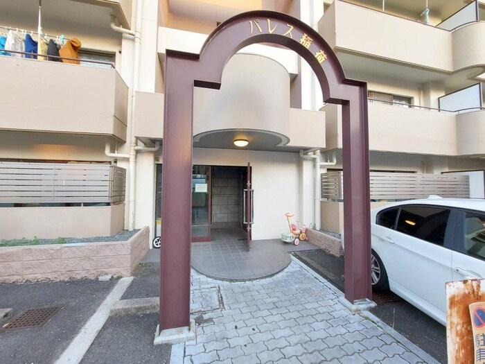 物件外観写真3　(エントランス部分)